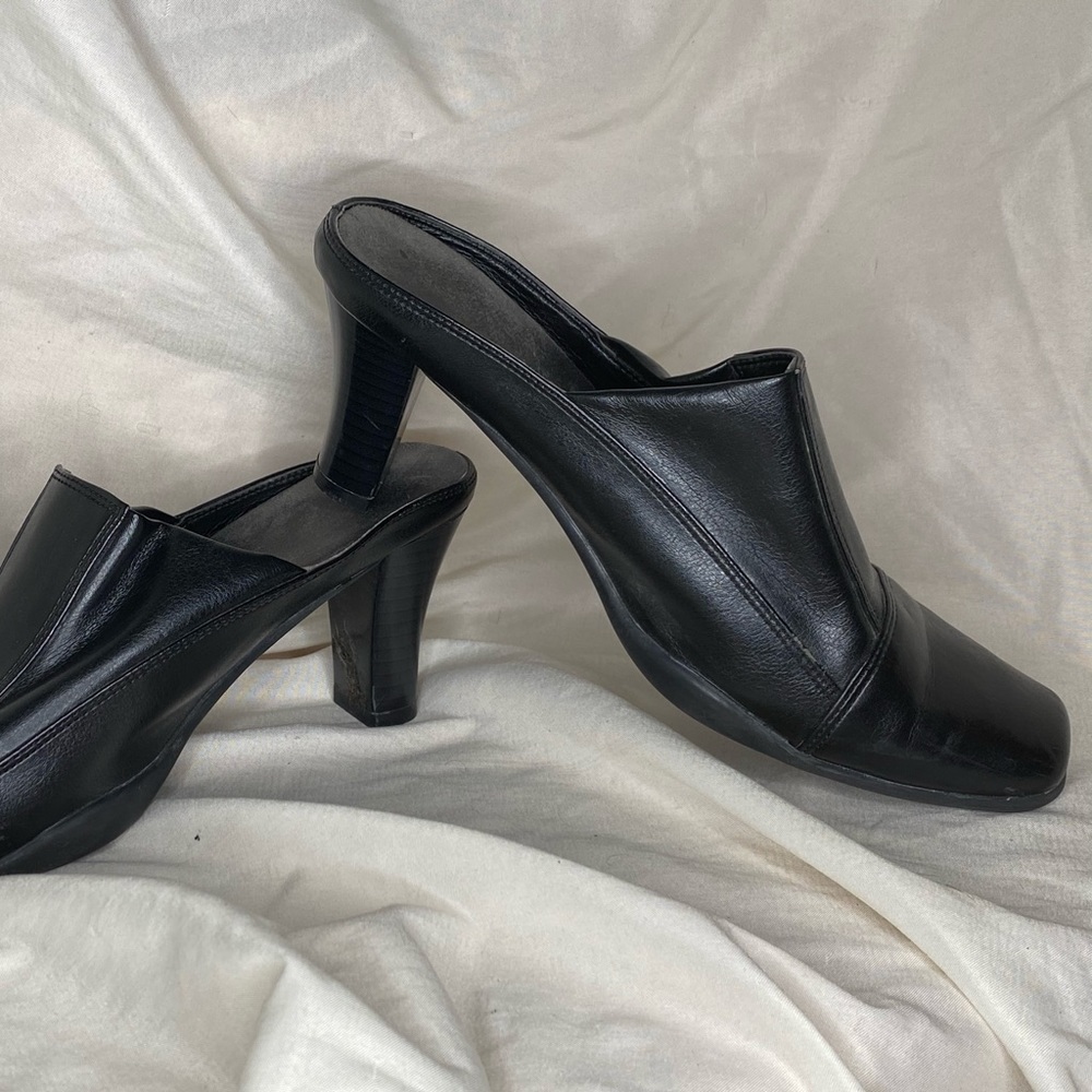 VINTAGE BLACK MULES 🖤